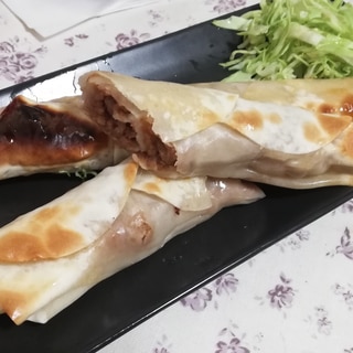 餃子の皮と作りおきそぼろで簡単♪ロールピザ